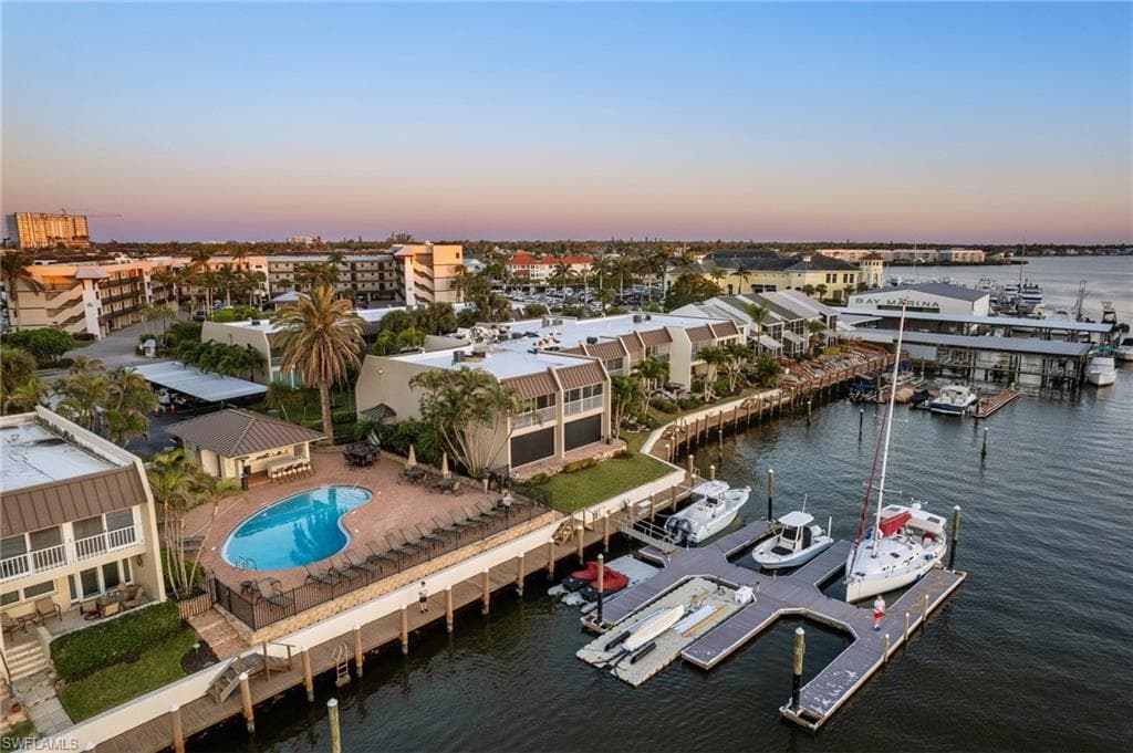 800 River Point Dr 212, Naples, FL 34102-49