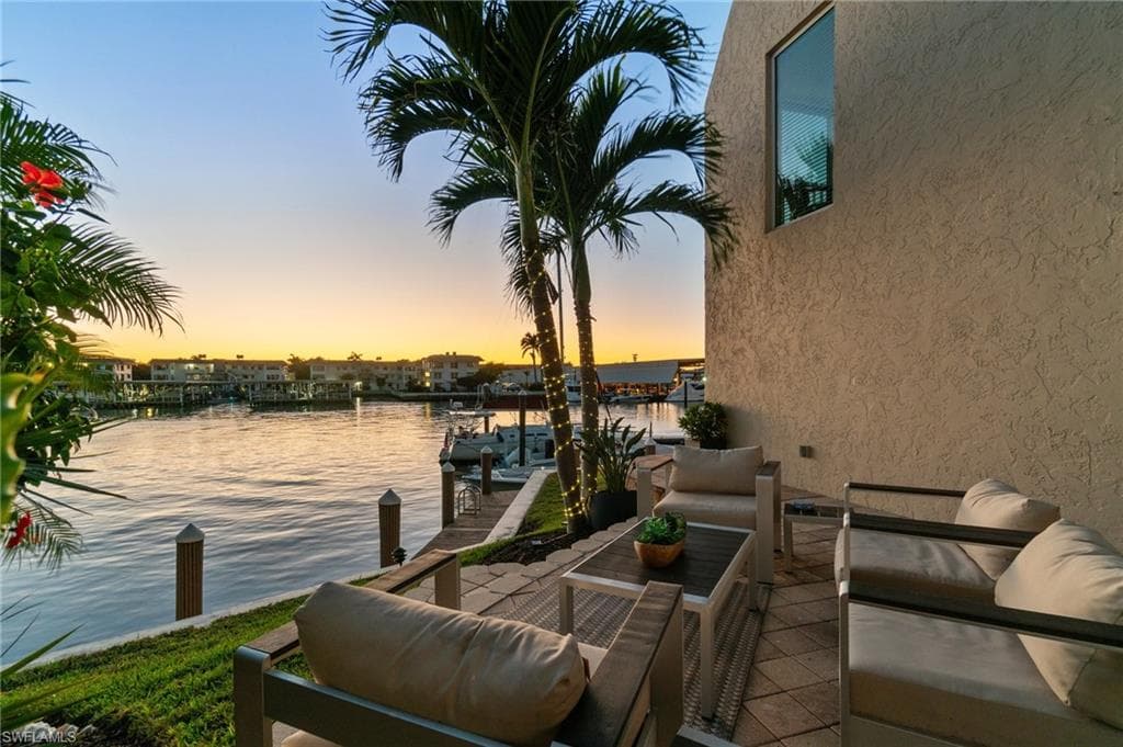 800 River Point Dr 212, Naples, FL 34102-50