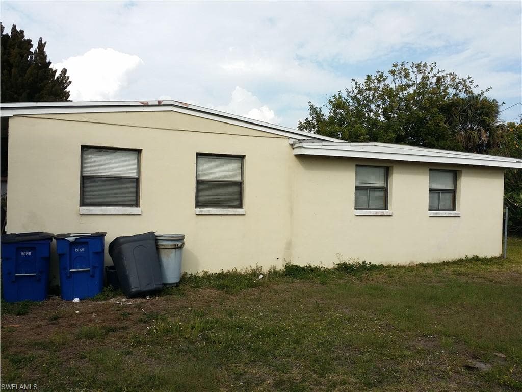 950 Lakeview DR, NORTH FORT MYERS FL 33903-25