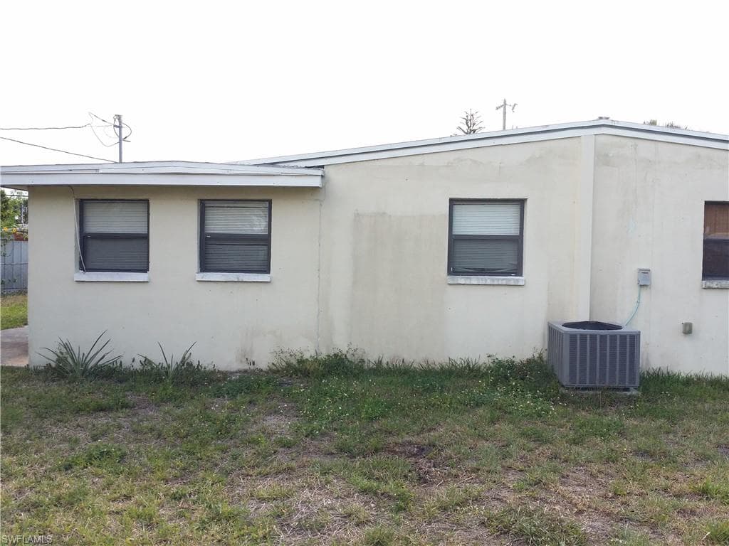 950 Lakeview DR, NORTH FORT MYERS FL 33903-29
