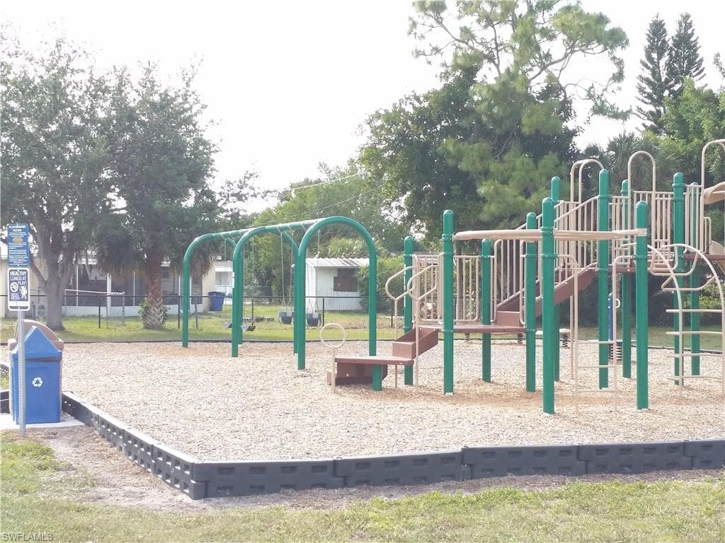 950 Lakeview DR, NORTH FORT MYERS FL 33903-40