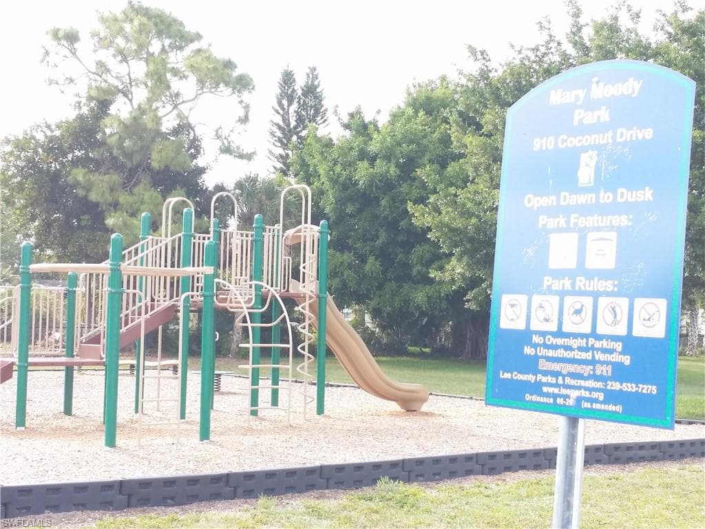950 Lakeview DR, NORTH FORT MYERS FL 33903-39