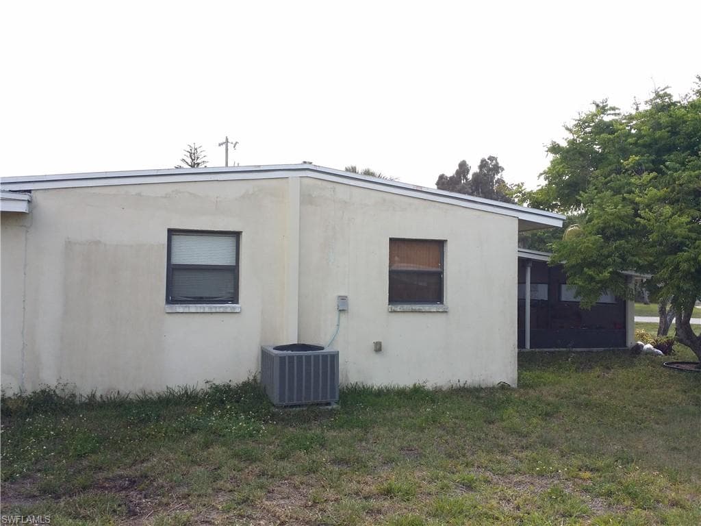950 Lakeview DR, NORTH FORT MYERS FL 33903-30