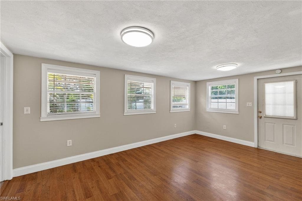 915 Hibiscus LN-15