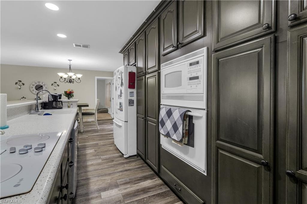 1385 Pine AVE-5